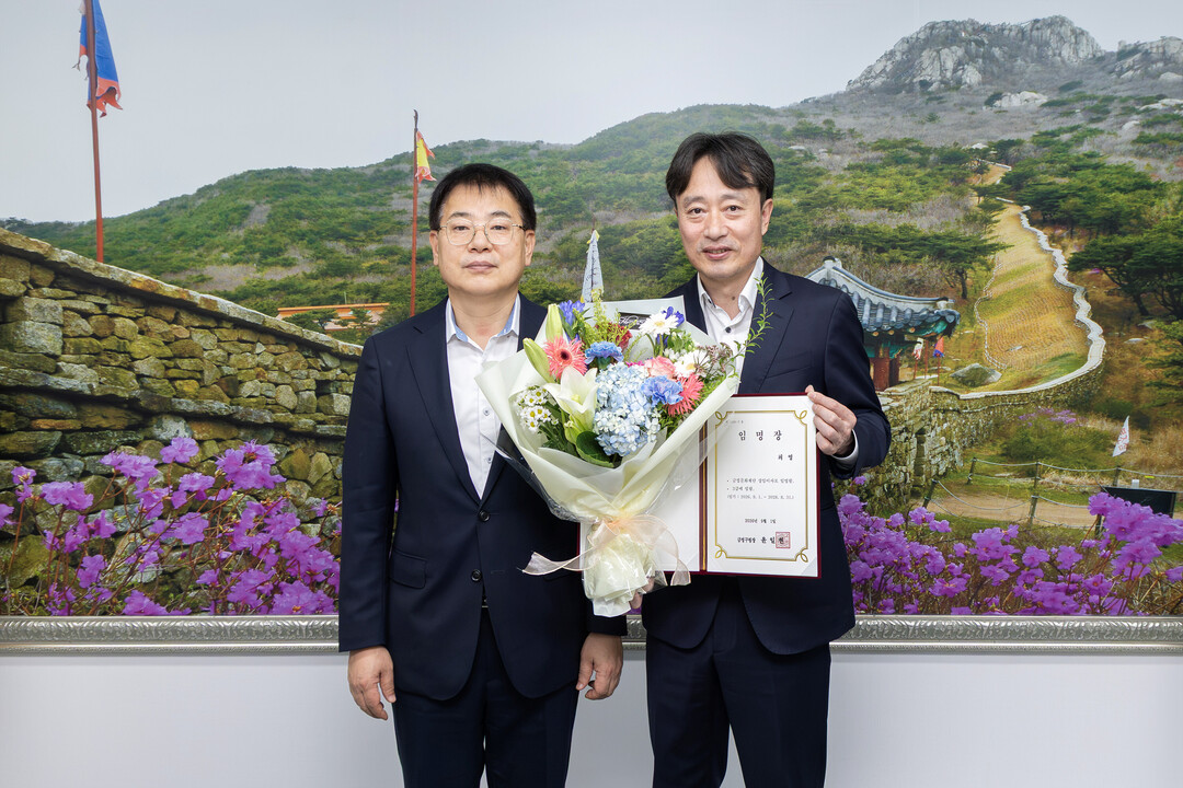 윤일현 금정구청장(왼쪽),최영 제3대 상임이사 취임 후 기념촬영을 하고 있다. 금정구청 제공