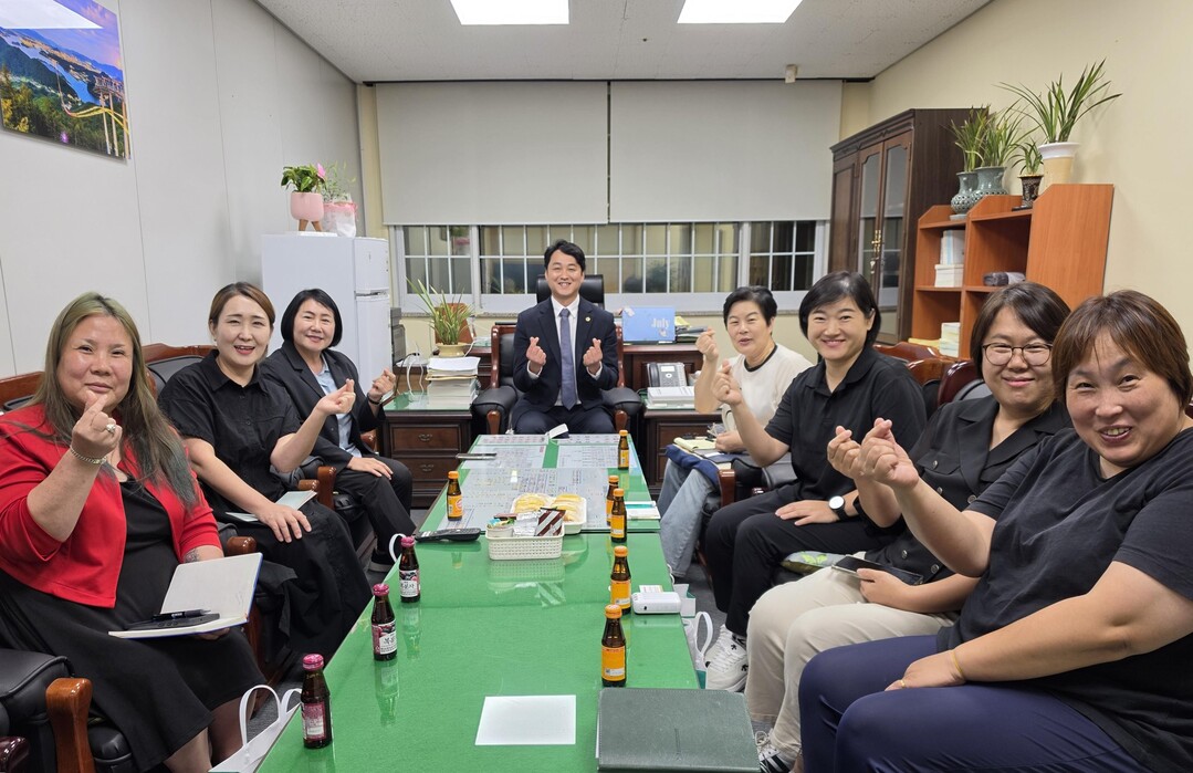 박재균 의원(가운데)이 춘천지역 학부모들과 만나 학생들의 통학 안전과 교육환경 개선을 위한 현안 해결 방안을 논의했다.(강원도의회 제공)