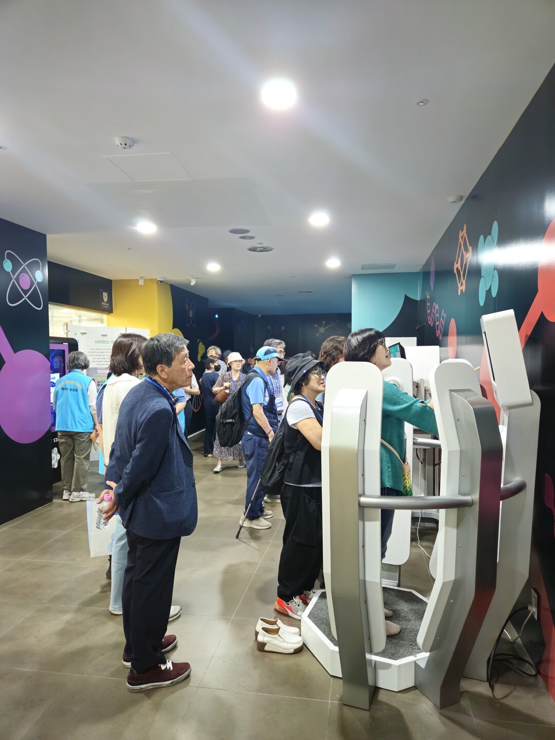 과학체험에 참여하고 있는 시민들