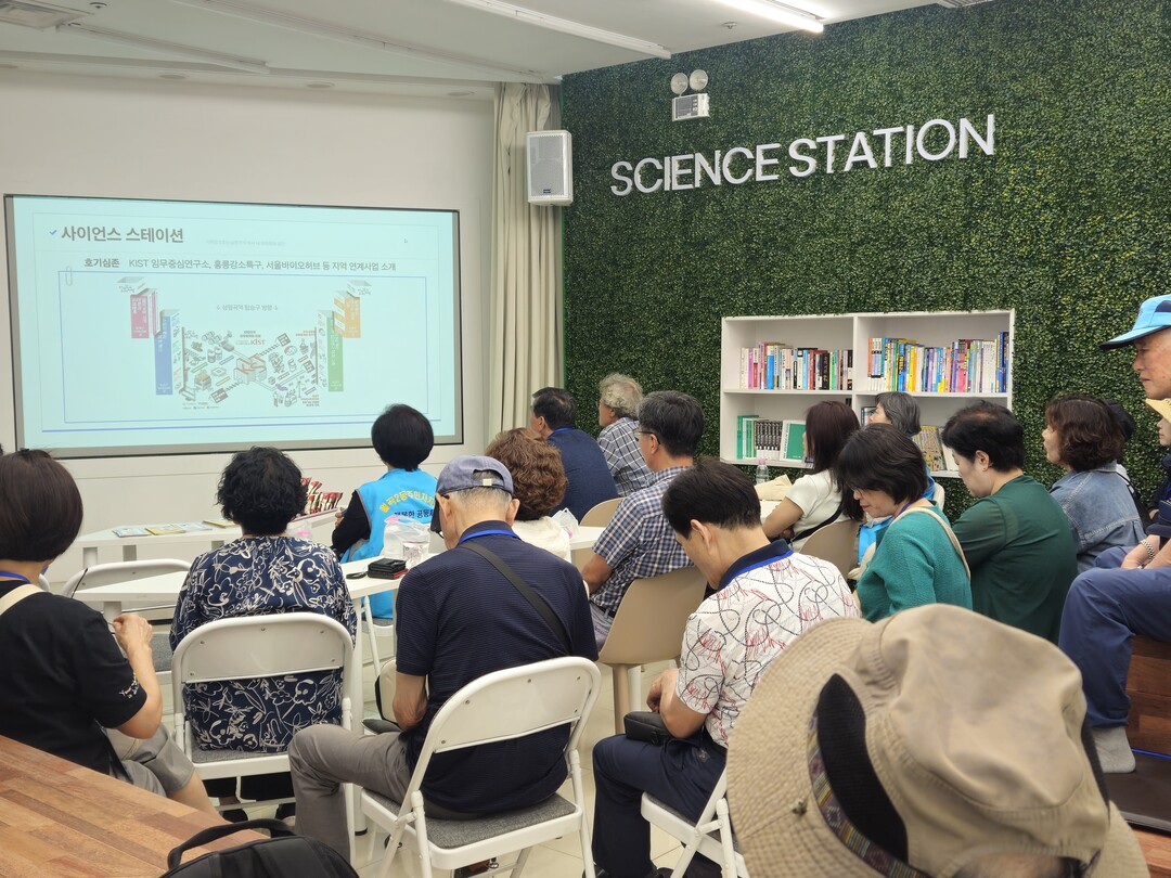 사이언스 스테이션에서 프로그램에 참여하고 있는 시민들. 서울교통공사 제공