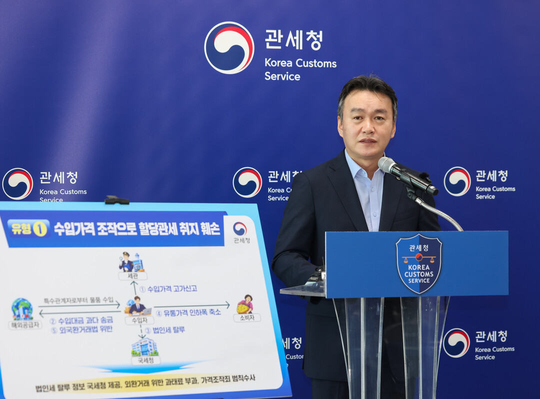 9일 인천에서 할당관세제도 악용 불법행위 특별단속 성과 브리핑후 기자의 질문에 답변하고 있는 이종욱 관세청장.