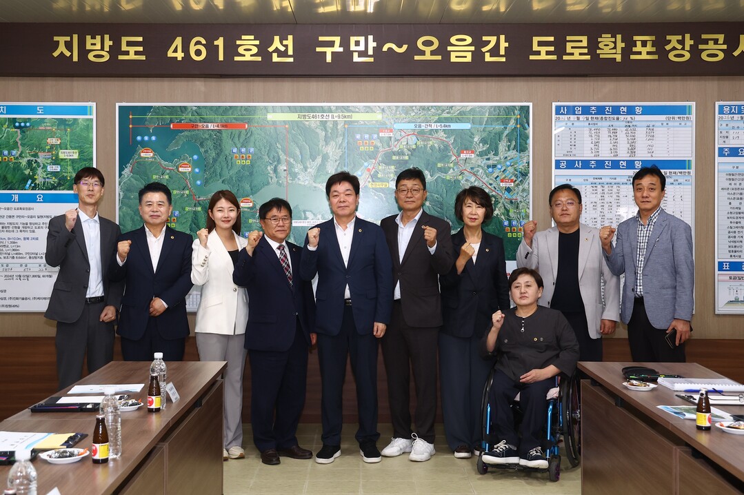 복지건설위원회 반태연 위원장(왼쪽에서 다섯번째) 및 위원들이 현장점검을 하고 있다(강원도의회 제공)