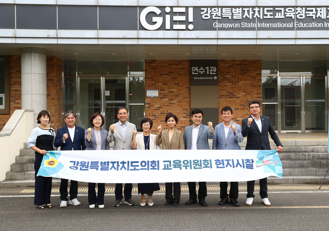 강원도의회 교육위원회 조성운 위원장(왼쪽에서 네번째) 및 위원들이 양양 교육현장 찾아 현안 점검&middot;학생선수를 격려했다(강원도의회 제공)