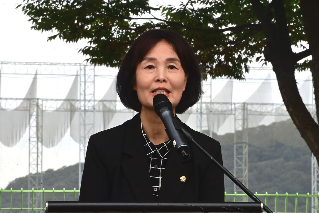 이선희 화천군의회 부의장이 제15회 5개군 모범운전자 한마음 체육대회에서 축사를 하고 있다(화천군의회 제공)