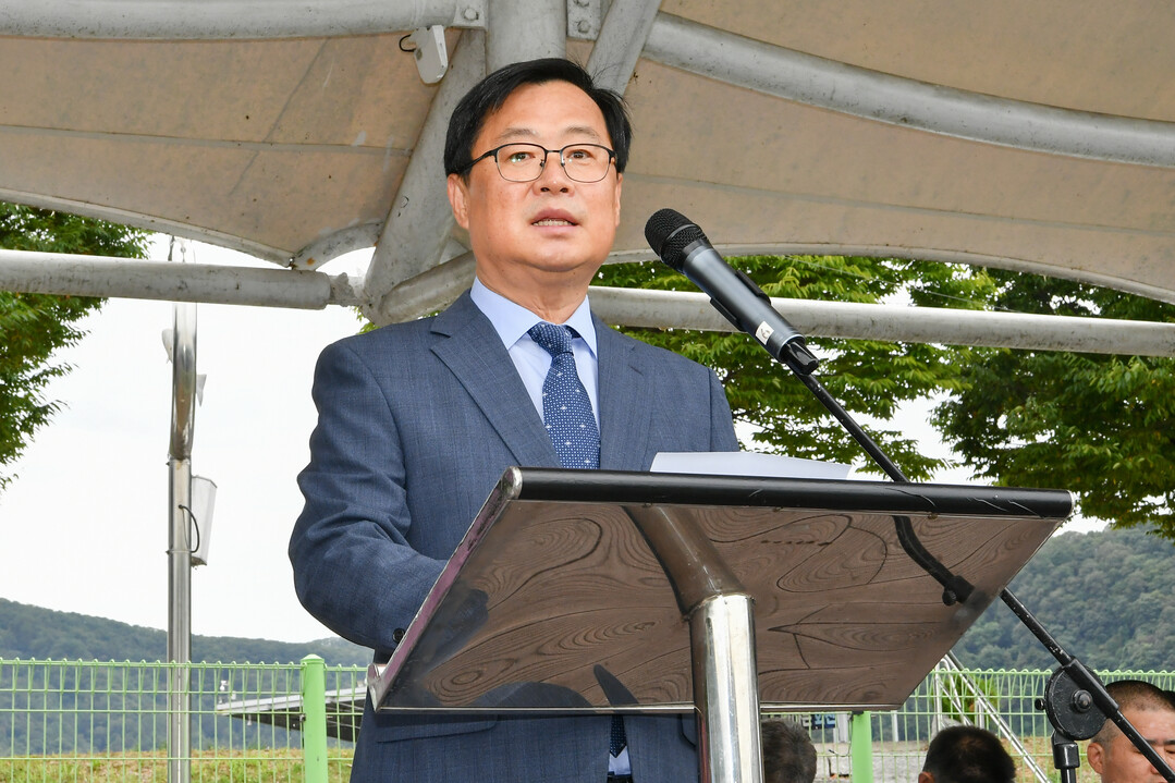 안중기 화천부군수가 제15회 5개군 모범운전자 한마음 체육대회에서 환영사를 하고 있다(화천군청 제공)