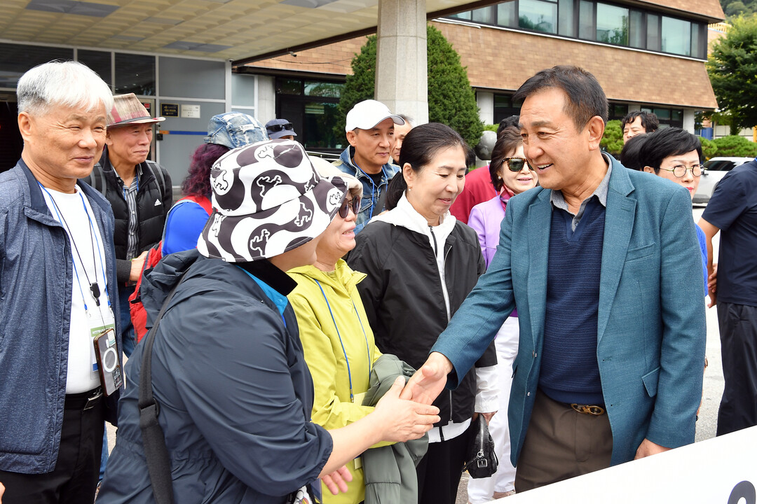 김세훈 군수(오른쪽)가 화천 전통시장 장보기 행사에 참여한 재경화천군민회 회원들과 인사를 나누고 있다(화천군청 제공)