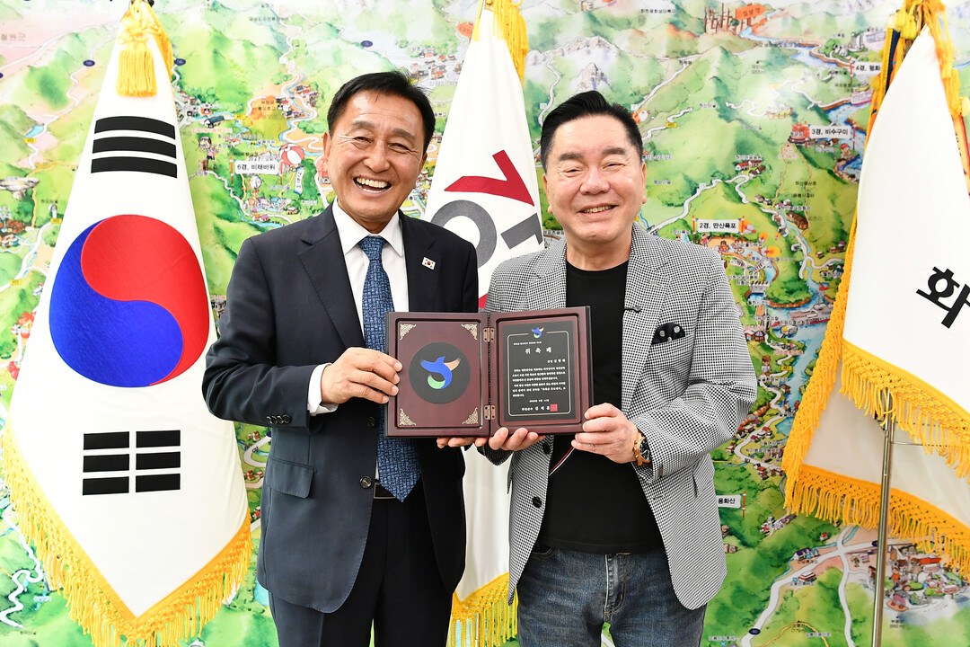 김세훈 군수(왼쪽)가 심형래 영화감독을 화천군홍보대사 임명 후 기념촬영을 하고 있다(화천군청 제공)
