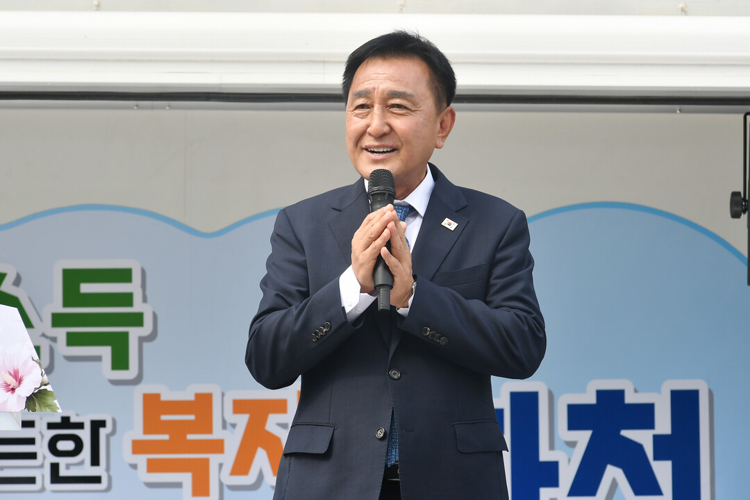 김세훈 군수가 대형 태극기 게양대 준공식에서 인사말을 하고 있다(화천군청제공)