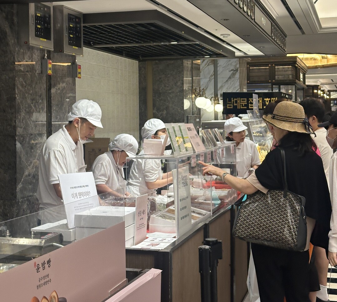 &lsquo;웬떡마을&rsquo;이 13일 신세계백화점 강남점에서 추석 특별전을 열고 제품을 판매하고 있다.용인시 제공