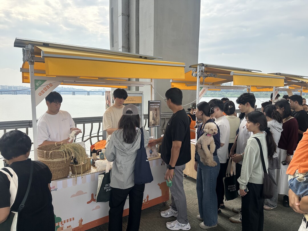 용인지역 업체가 &lsquo;잠수교 뚜벅뚜벅 축제&rsquo;에서 지역 농특산물을 선보이고 있다.용인시 제공