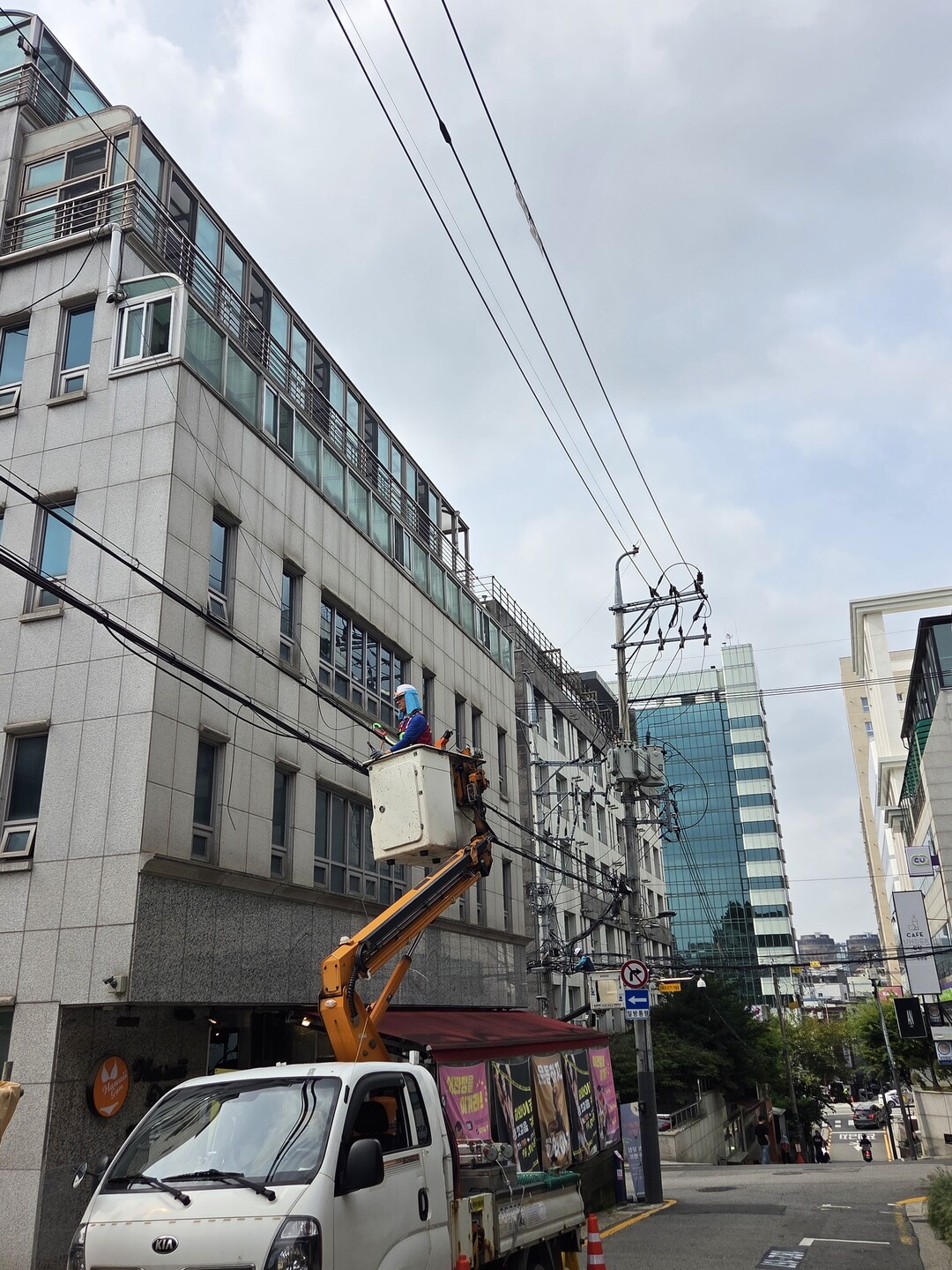 &nbsp; &nbsp; &nbsp; &nbsp; &nbsp; &nbsp; &nbsp; &nbsp; &nbsp; &nbsp; &nbsp; &nbsp; &nbsp; &nbsp; &nbsp; &nbsp; &nbsp; &nbsp; &nbsp; &nbsp; &nbsp; &nbsp; &nbsp; &nbsp; &nbsp; &nbsp; &nbsp; &nbsp; &nbsp; &nbsp; &nbsp; &nbsp;[사진] 강남구 관내 공중선 정비 중인 모습