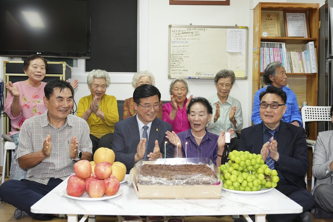 종로구가 지난 15일 부암경로당을 찾아 추석맞이 방문 행사를 진행하고 있다. (종로구 제공)
