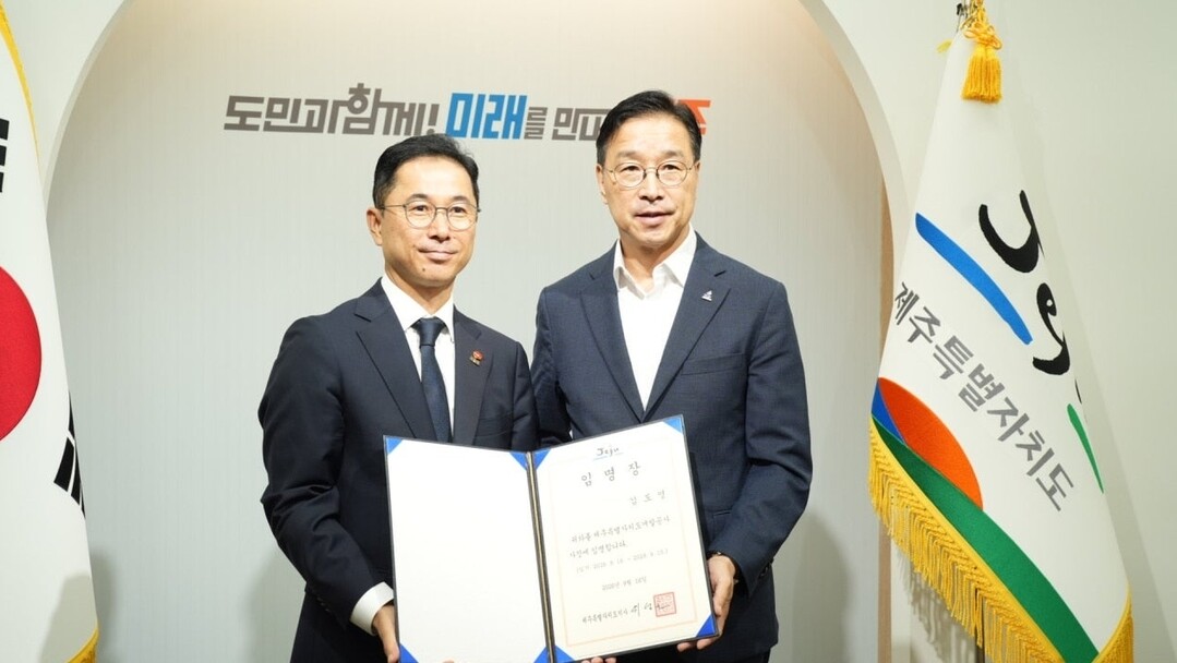 임용장 수여식. 김도영 제13대 제주특별자치도개발공사 사장이 16일 오전 제주특별자치도청에서 위성곤 도지사로부터 임용장을 받고 있다. 김 사장은 이날부터 공식 업무에 들어갔다.