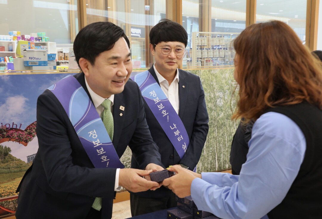 캠페인에 참여중인 김도균 강원랜드 대표이사.