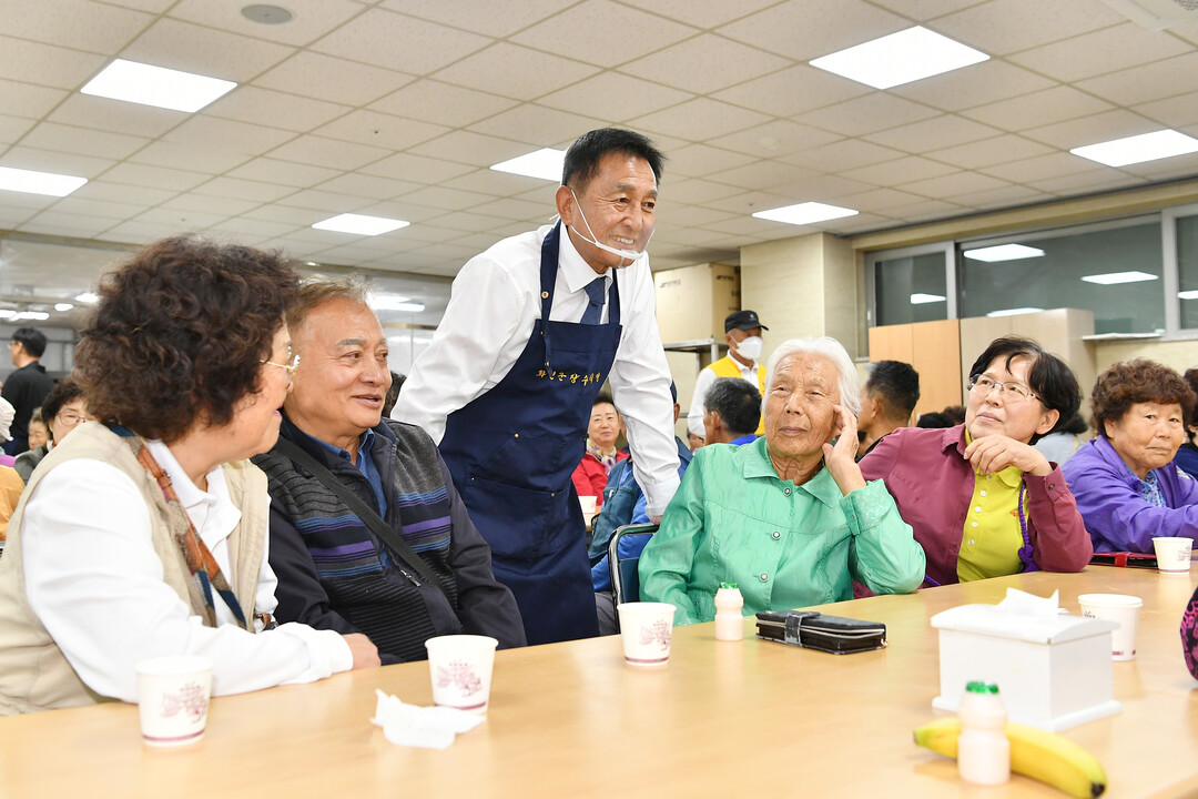 김세훈 화천군수는 16일 사내면 사내종합문화센터에 마련된 장수식당을 찾아 어르신들을 위한 급식봉사 활동에 참여했다.(화천군청 제공)