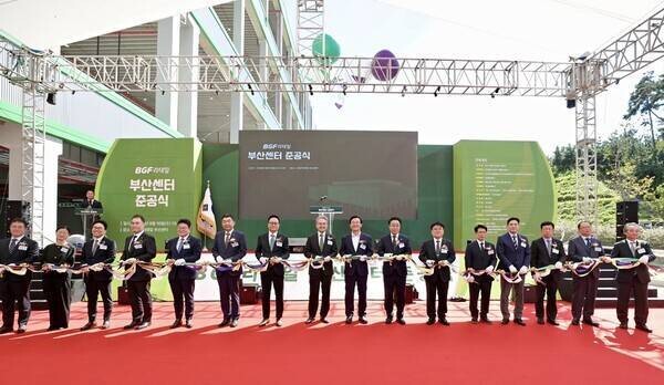16일 오후 부산 강서구 소재 BGF리테일 부산물류센터 준공식 현장, 준공식에 참석한 홍석조 BGF그룹 회장, 홍정국 BGF리테일 부회장, 전재수 부산시장 등 주요 내빈들이 테이프커팅을 하고 있다. BGF리테일그룹 제공