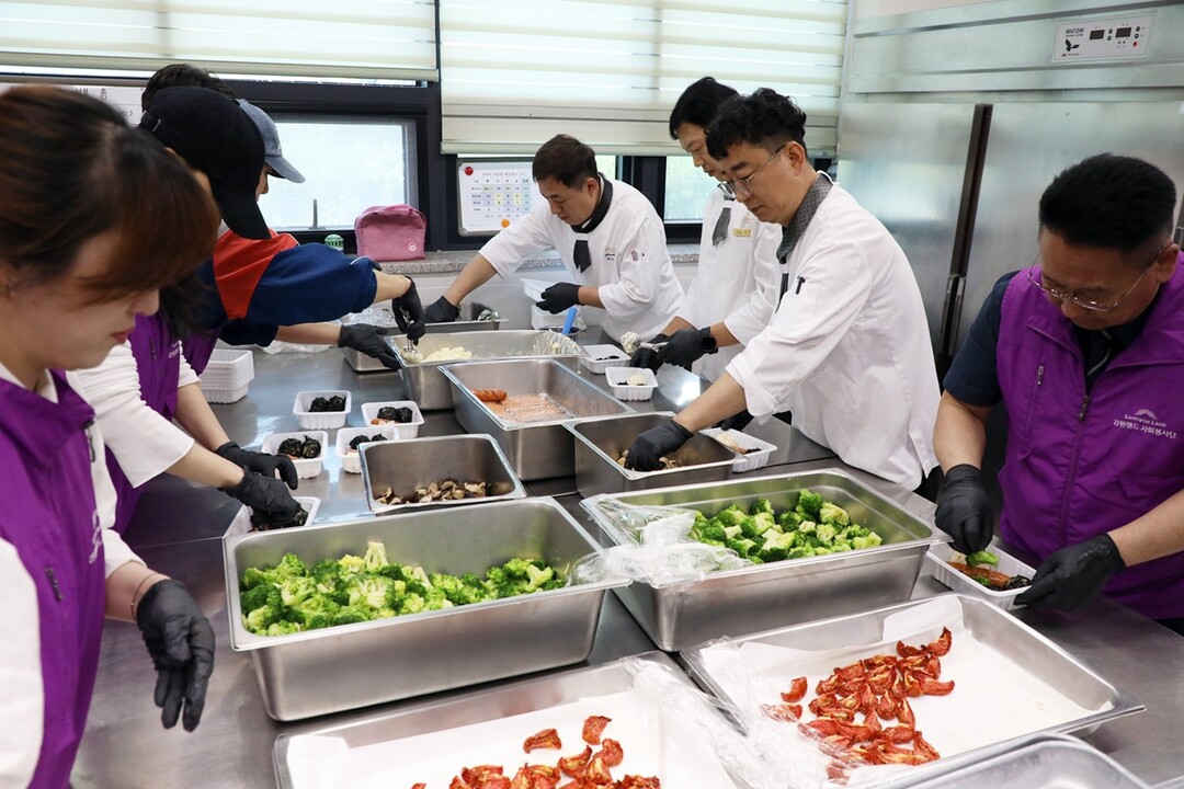 하이원 호텔 셰프들이 정선군 아동센터에 전달될 사랑의 도시락을 준비하고 있다.