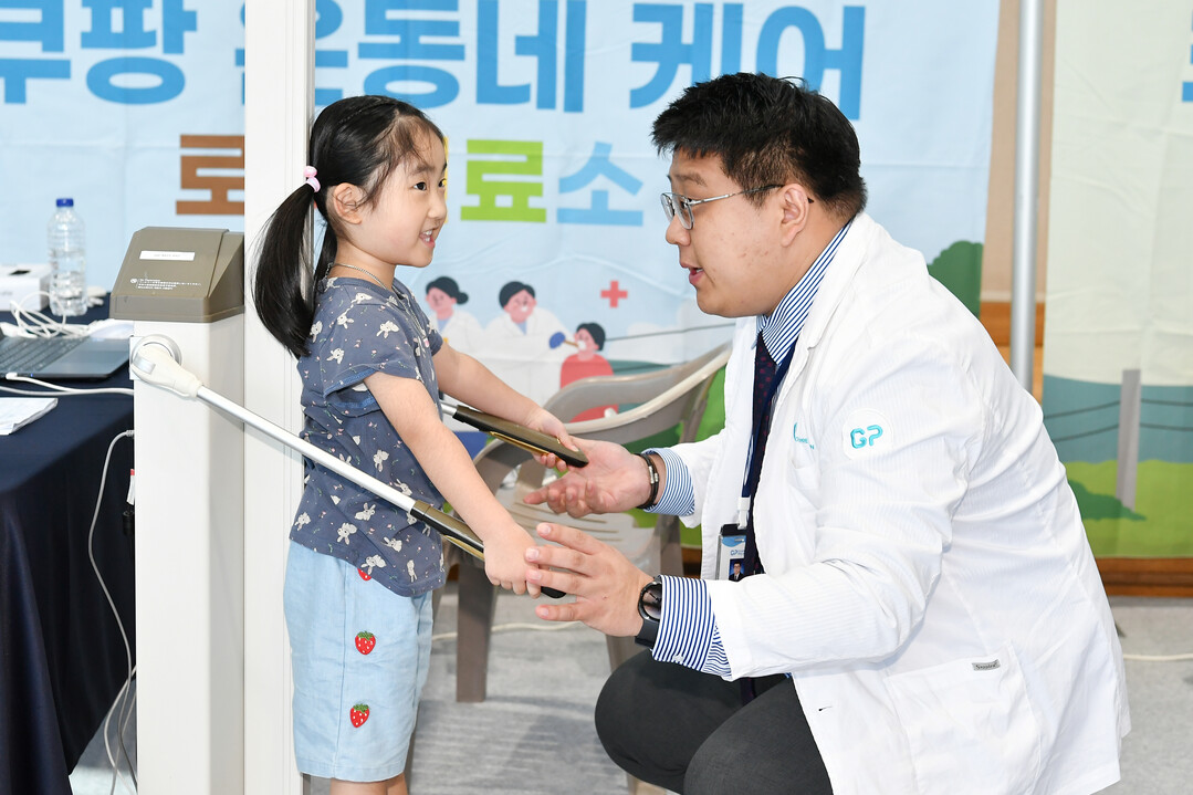  &lsquo;쿠팡 온동네 케어&rsquo;프로그램에 참여한 어린이가 건강검진을 받고 있다(화천군청 제공)