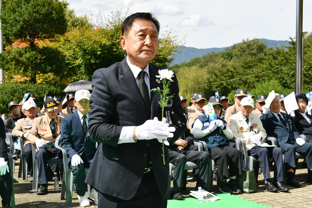 김세훈 군수가 제62주년 월남전 참전 강원특별자도 전몰장병 합동 추모제에서 헌화하고 있다(화천군청 제공)