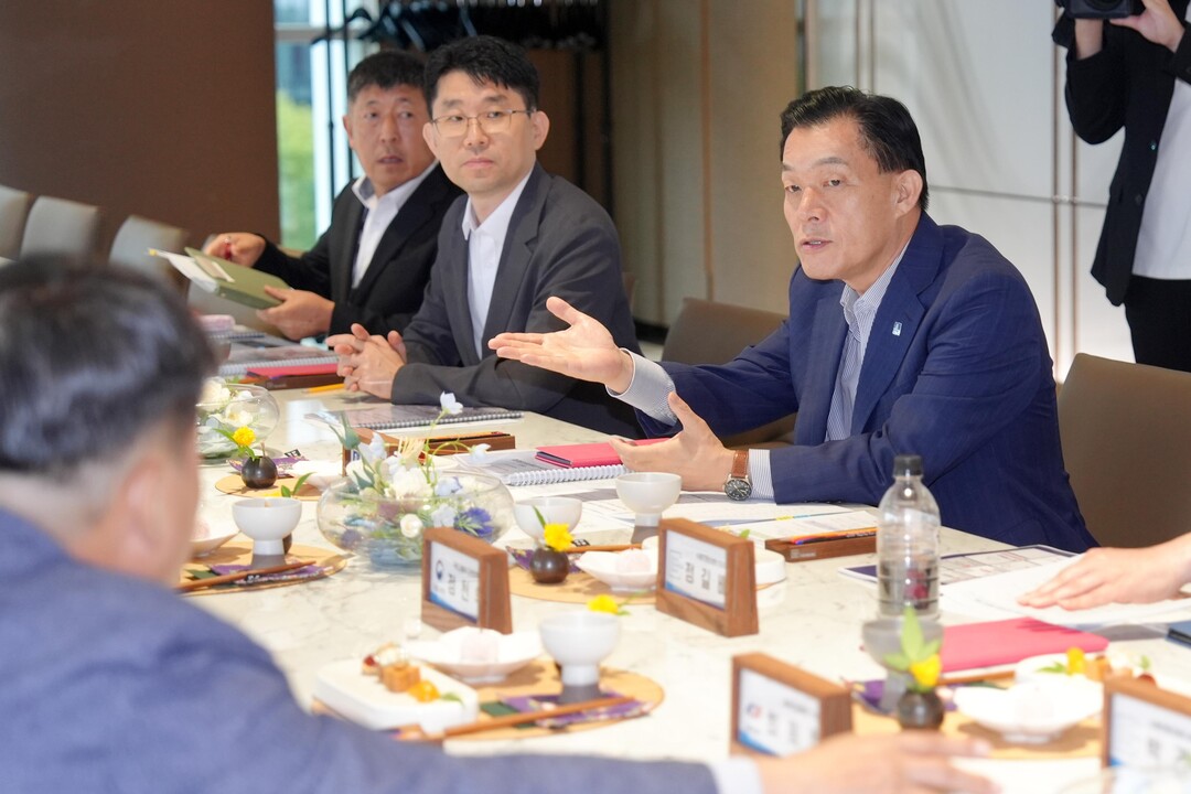이재준 수원시장이 &lsquo;제18회 세계도로협회(PIARC) 동계도로대회 유치위원회&rsquo; 출범식에서 발언하고 있다. (수원시 제공)