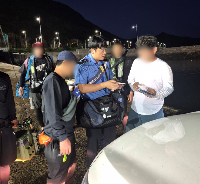 지난해 군산해경이 수상레저 안전캠페인을 실시하고 있다.군산해경 제공