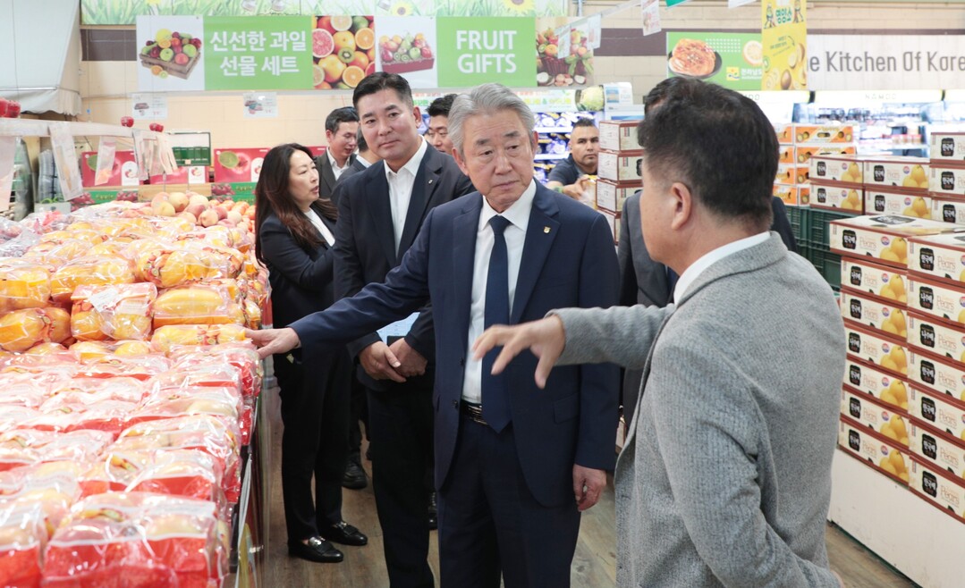 강호동 농협중앙회장(사진 오른쪽에서 두 번째)이 현지시간 17일 미국 캘리포니아주 한남체인 부에나파크점을 방문해 한국 농식품 판매 현황을 살펴보고 있다.