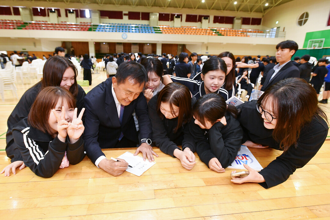 김세훈 군수가 학생들에게 덕담을 써주고 있다(화천군청 제공)