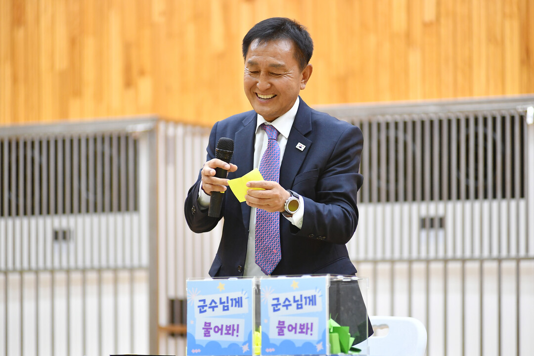 김세훈 군수가 학생들이 보내 온 쪽지를 읽고 있다(화천군청 제공)