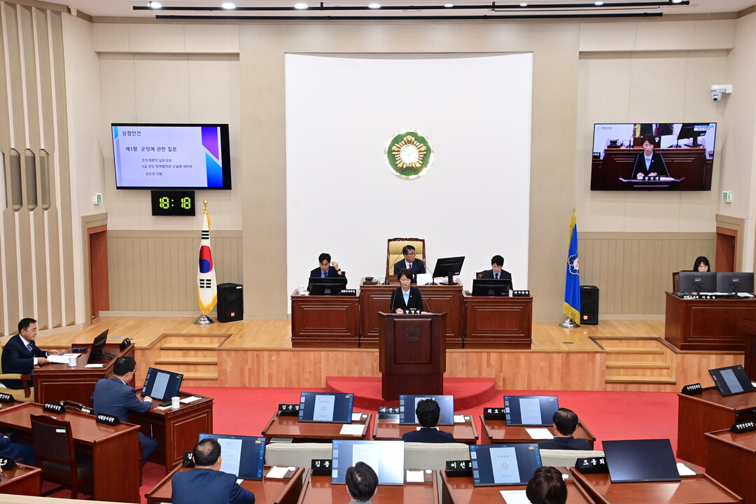 화천군의회 제299회 2차 본회의에서 김은경 의원이 군정질문을 진행하고 있다(화천군의회 제공)