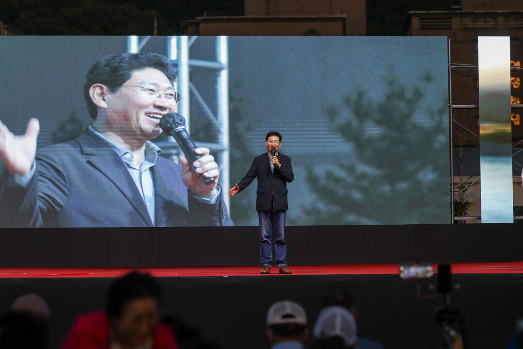 이상일 용인특례시장이 19일 용인실내체육관 잔디광장에서 열린 제23회 용인예술제 개막행사에서 인사말을 하고 있다. 용인시 제공