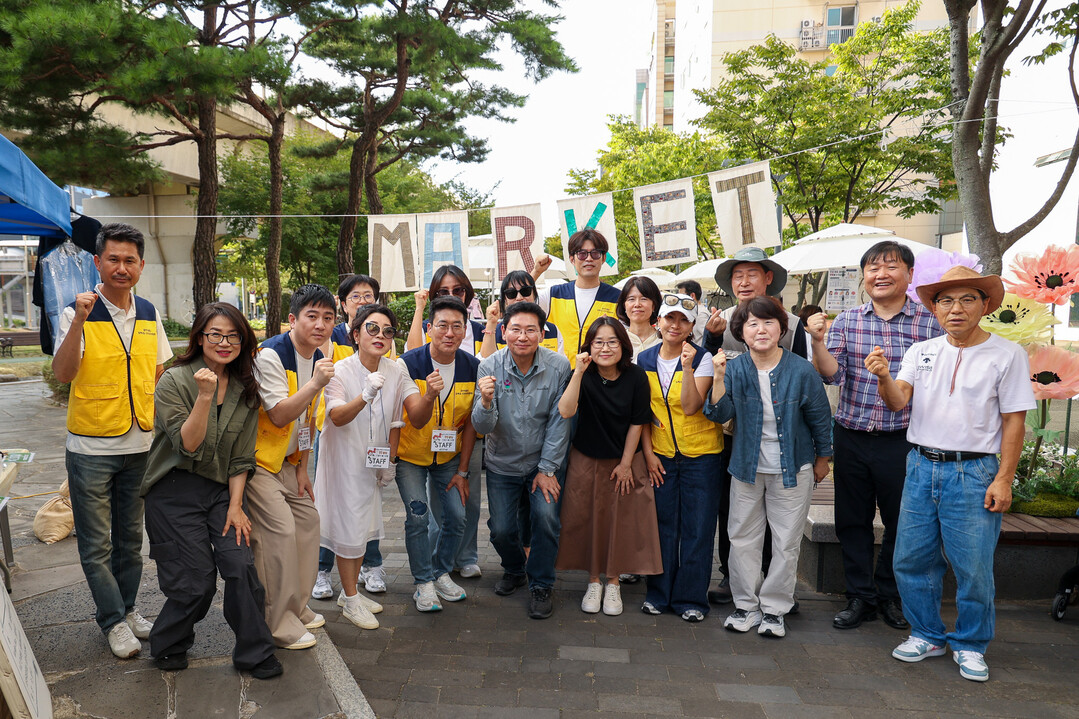 이상일 용인특례시장이 19일 제1회 동백역 골목형상점가 33빌딩 스탬프 페스티벌에서 행사 관계자들과 기념촬영을 하고 있다.