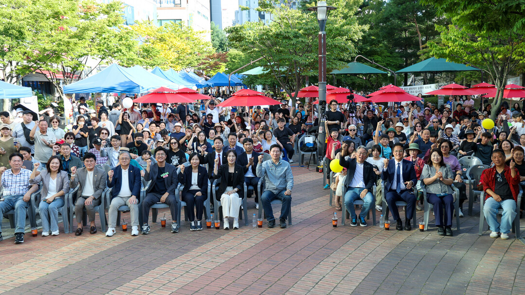 이상일 용인특례시장(첫줄 가운데)이 19일 제1회 동백역 골목형상점가 33빌딩 스탬프 페스티벌에서 참가자들과 기념촬영을 하고 있다.