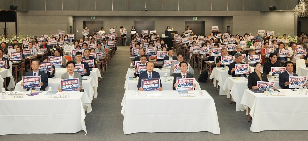 지난 18일 오후 부산상공회의소 2층 상의홀에서 (사)동남권관문공항추진위원회와 (사)미래사회를준비하는시민공감과 공동으로 개최한 &lsquo;가덕도신공항 성공 건설을 위한 전문가 정책토론회&rsquo; 진행 도중 참석자들이 손팻말을 든 채 &lsquo;2035년 개항까지 계획된 일정이 흔들림 없이 지켜져야 한다&rsquo;는 점을 관련 정부 부처에 촉구하고 있다.  이하 사단법인 동남권관문공항추진위원회 제공
