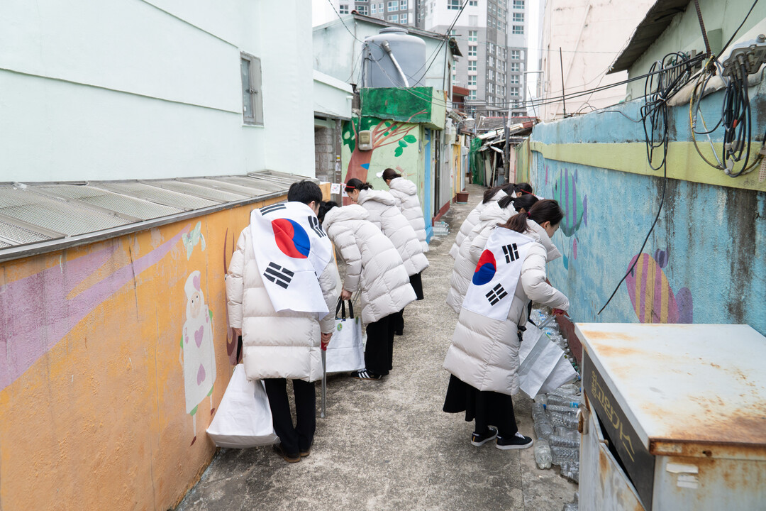 3&middot;1절인 지난 3월 1일 안드레교회 봉사자들이 태극기를 두른 채 삼일절을 맞아 부산 동구 일대에서 환경정화활동을 펼치고 있다.