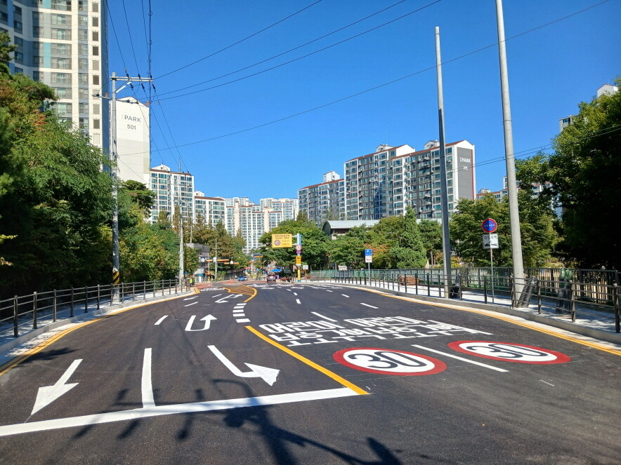 수지구는 상현초등학교 정문 인근 도로에 유턴 차로를 설치했다. 용인시 제공