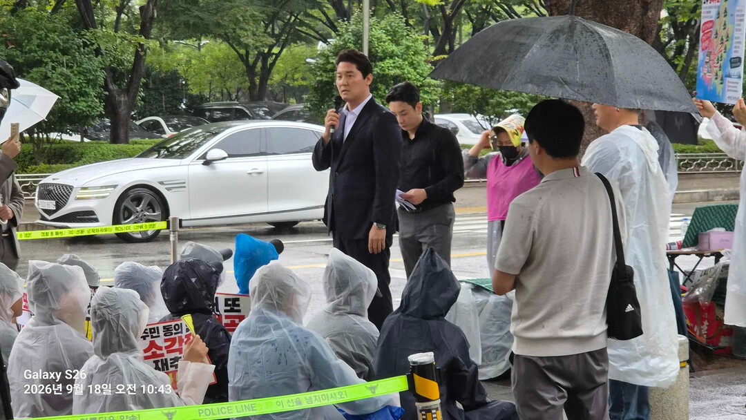 박상준 강서 구청장이 부산시청 앞 주민 집회에서 법적&middot;행정적 수단을 동원한 전면전을 펼쳐나가겠다고 말하고 있다. 
