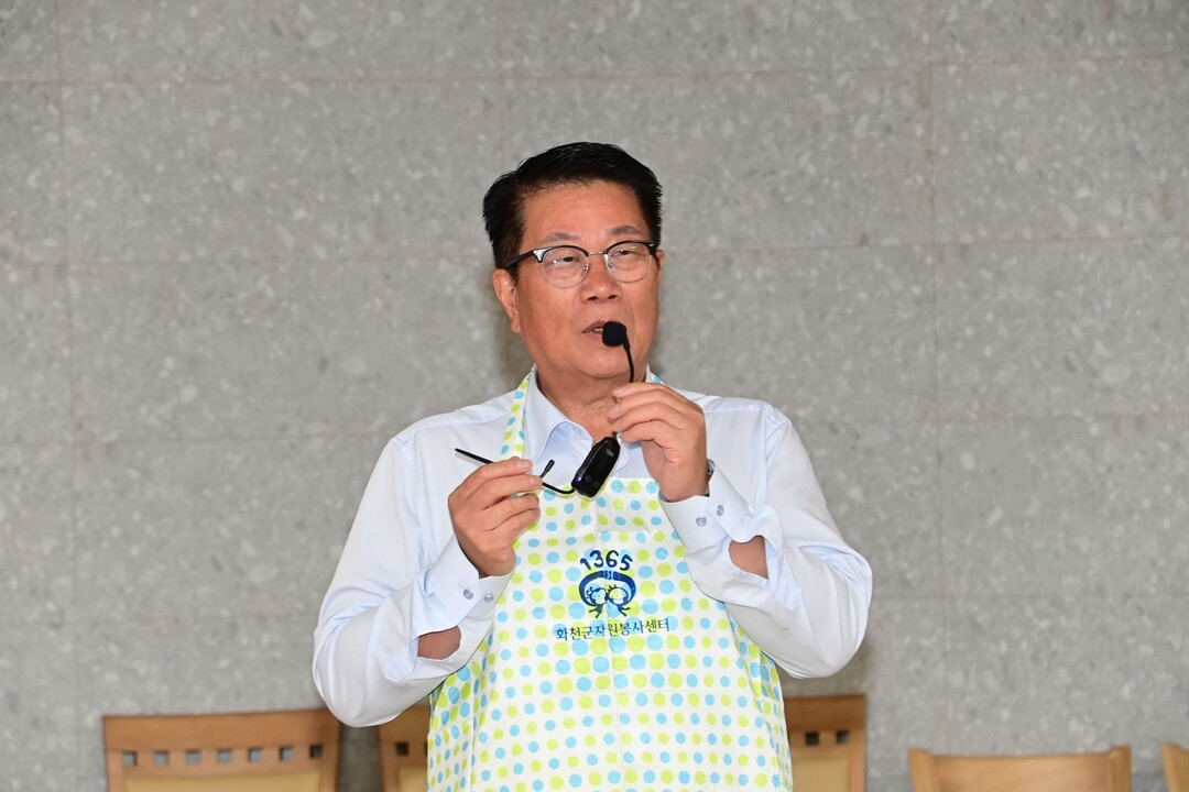 조웅희 의장이  화천군 가족봉사단 추석맞이 송편나눔 봉사활동에서 인사말을 하고 있다(화천군의회 제공)