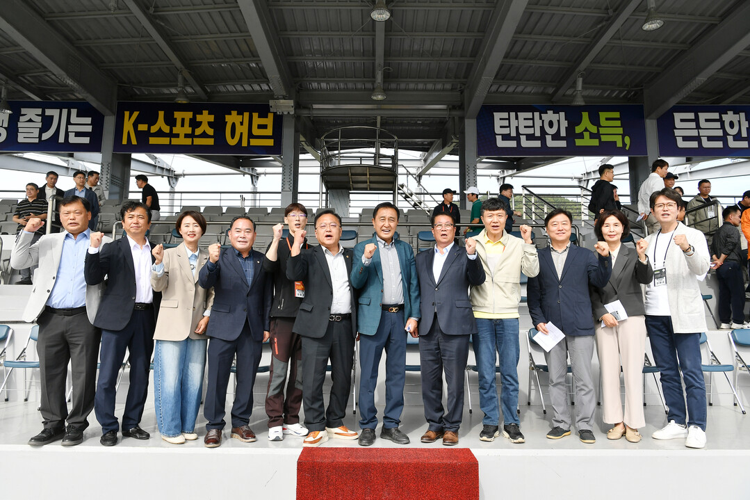&nbsp;강원특별자치도 토목직 공무원 한마음 대회가 19일 화천생활체육공원에서 도내 토목직 공무원들이 참석한 가운데 열렸다.(화천군청 제공)