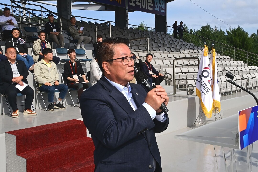 조웅희 군의장이 &nbsp;강원특별자치도 토목직 공무원 한마음 대회에서 축사를 하고 있다(화천군의회 제공)