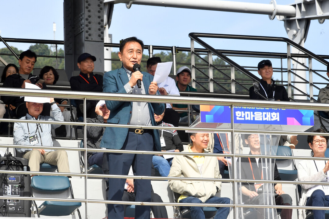 김세훈 군수가 &nbsp;강원특별자치도 토목직 공무원 한마음 대회에서 인사말을 하고 있다(화천군청 제공)