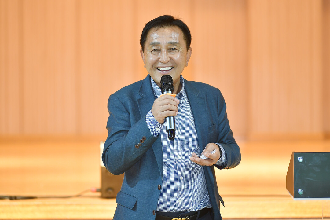 김세훈 군수가 제1회 화천군 체조협회장기 생활체조대회에서 환영사를 하고 있다(화천군청 제공)