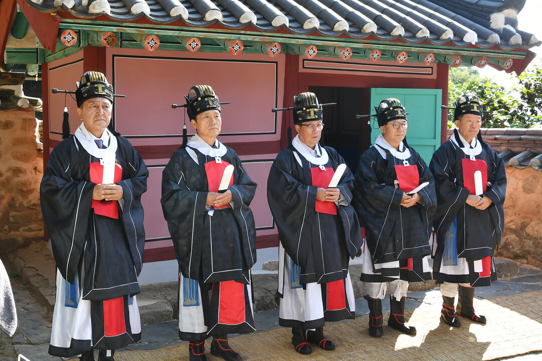 화천향교 추기 석전제가 20일 화천향교에서 김세훈 군수, 조웅희 군의장을 비롯한 기관사회단체장과 유림들이 참석한 가운데 열렸다.(화천군청 제공)