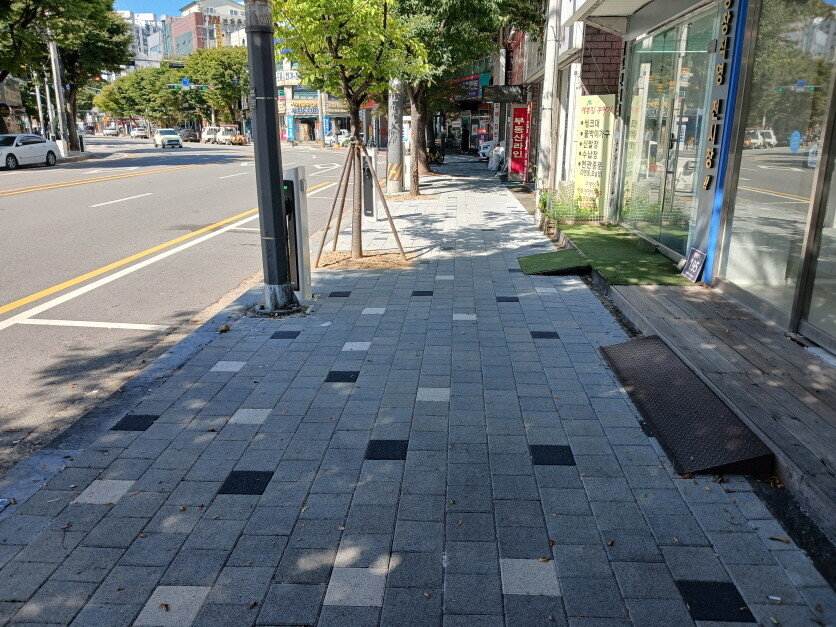수지구는 풍덕천동 789번지 일원의 오래된 보도를 재포장했다.