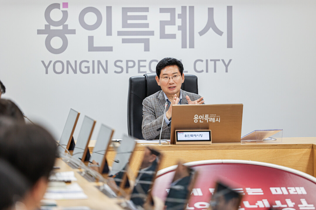 이상일 용인특례시장이 22일 시청 영상회의실에서 열린 간부회의에서 공직자들에게 적극행정과 추석 연휴 비상대응체계 점검을 주문하고 있다. 용인시 제공