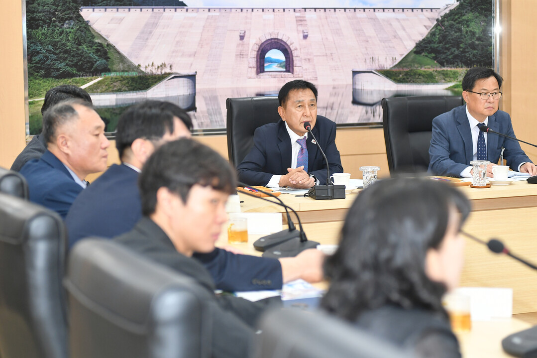  김세훈 군수 주재로 명절 종합대책 회의를 열고, 추석연휴를 대배해 각 분야별 준비상황을 점검했다. (화천군청 제공)