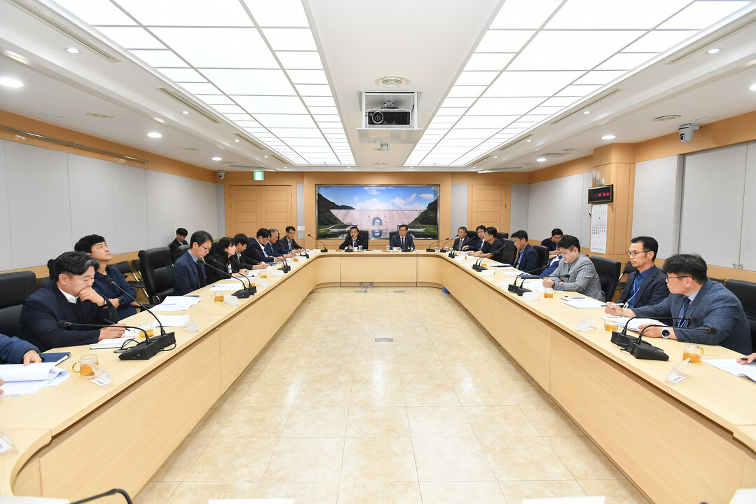  김세훈 군수 주재로 명절 종합대책 회의를 열고, 추석 연휴를 대비한 각 분야별 준비상황을 점검했다.(화천군청 제공) 