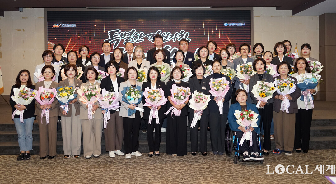 화천군의회 이선희 부의장과 김은경 의원은 9월 21일 춘천 스카이컨벤션에서 열린&lsquo;2026 강원도 여성 정치인 화합 교례회&rsquo;에 참석했다.