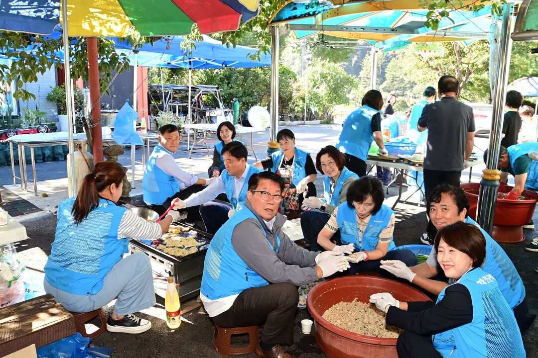화천군의회 조웅희 의장 및 의원들이 추석 명절을 앞두고 화천읍지역사회보장협의체가 마련한 &lsquo;사랑의 음식 나눔&rsquo; 행사에 참여해 음식을 만들고 있다(화천군의회 제공)