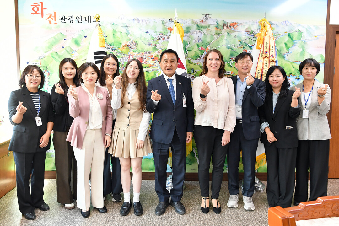 김세훈 군수, 스테파니 마차도 부시에르 오담시 부시장, 대한민국 시도지사협의회 관계자 등이 기념촬영을 하고 있다(화천군청 제공)
