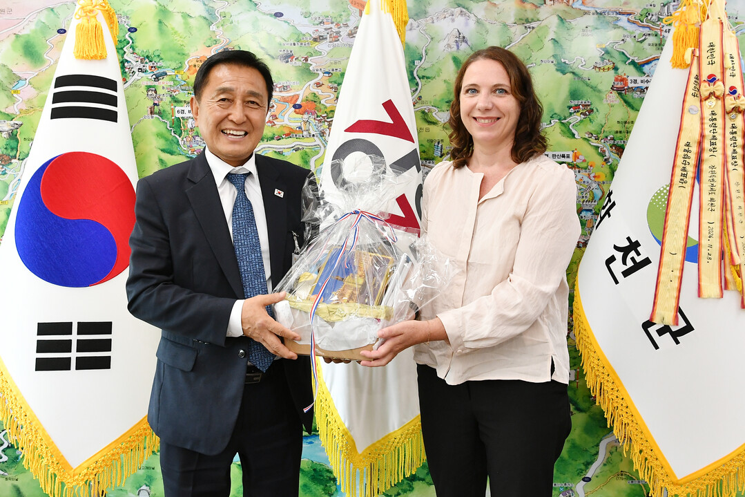  김세훈 군수가 스테파니 마차도 부시에르 오담시 부시장으로부터 기념품을 받고 있다(화천군청 제공) 